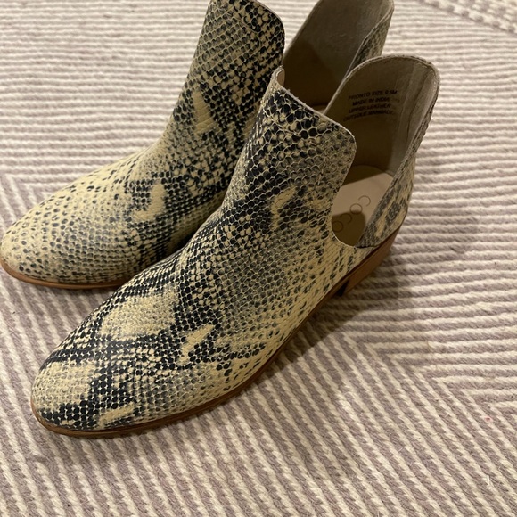Coconuts by Matisse Snakeskin booties - Picture 1 of 3